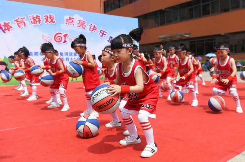 有爱!梁靖崑1-2不敌小勒布伦一脸惊讶,孙颖莎微笑着帮他复盘失利